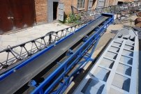 Производство Конвейер передвижной наклонный с прямой лентой и бортами